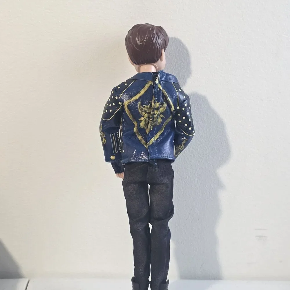 Hasbro Disney Descendants 2 Isle Of The Lost King Ben Auradon Prep EUC Clothes